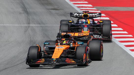 Der australische McLaren-Fahrer Oscar Piastri (links) führt vor dem niederländischen Red Bull Racing-Fahrer Max Verstappen während des Großen Preises von Spanien in der Formel 1 auf dem Circuit de Catalunya in Montmelo am Stadtrand von Barcelona am 1. Juni 2025.