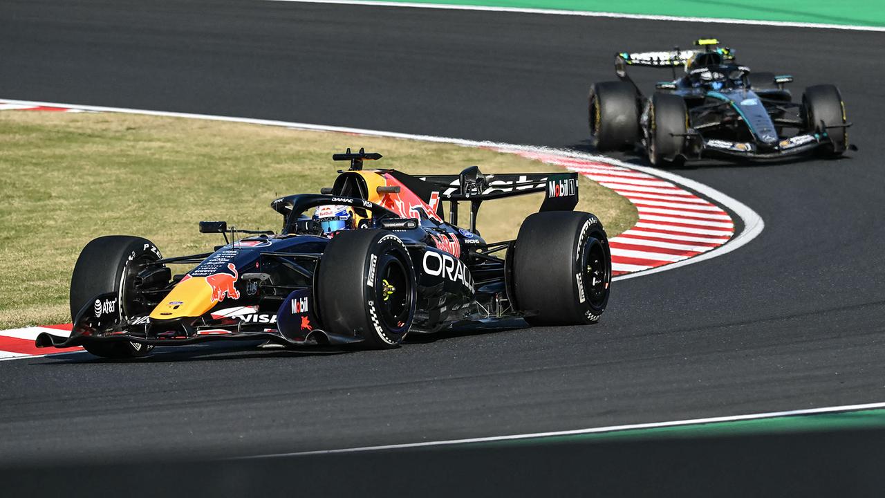 Der niederländische Red Bull Racing-Fahrer Max Verstappen (vorne) und der italienische Mercedes-Fahrer Kimi Antonelli fahren während der zweiten Trainingssession vor dem Formel-1-Japan-Grand-Prix auf dem Suzuka Circuit in Suzuka, Präfektur Mie, am 27. März 2026.