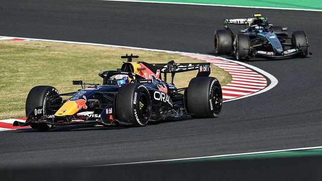 Der niederländische Red Bull Racing-Fahrer Max Verstappen (vorne) und der italienische Mercedes-Fahrer Kimi Antonelli fahren während der zweiten Trainingssession vor dem Formel-1-Japan-Grand-Prix auf dem Suzuka Circuit in Suzuka, Präfektur Mie, am 27. März 2026.