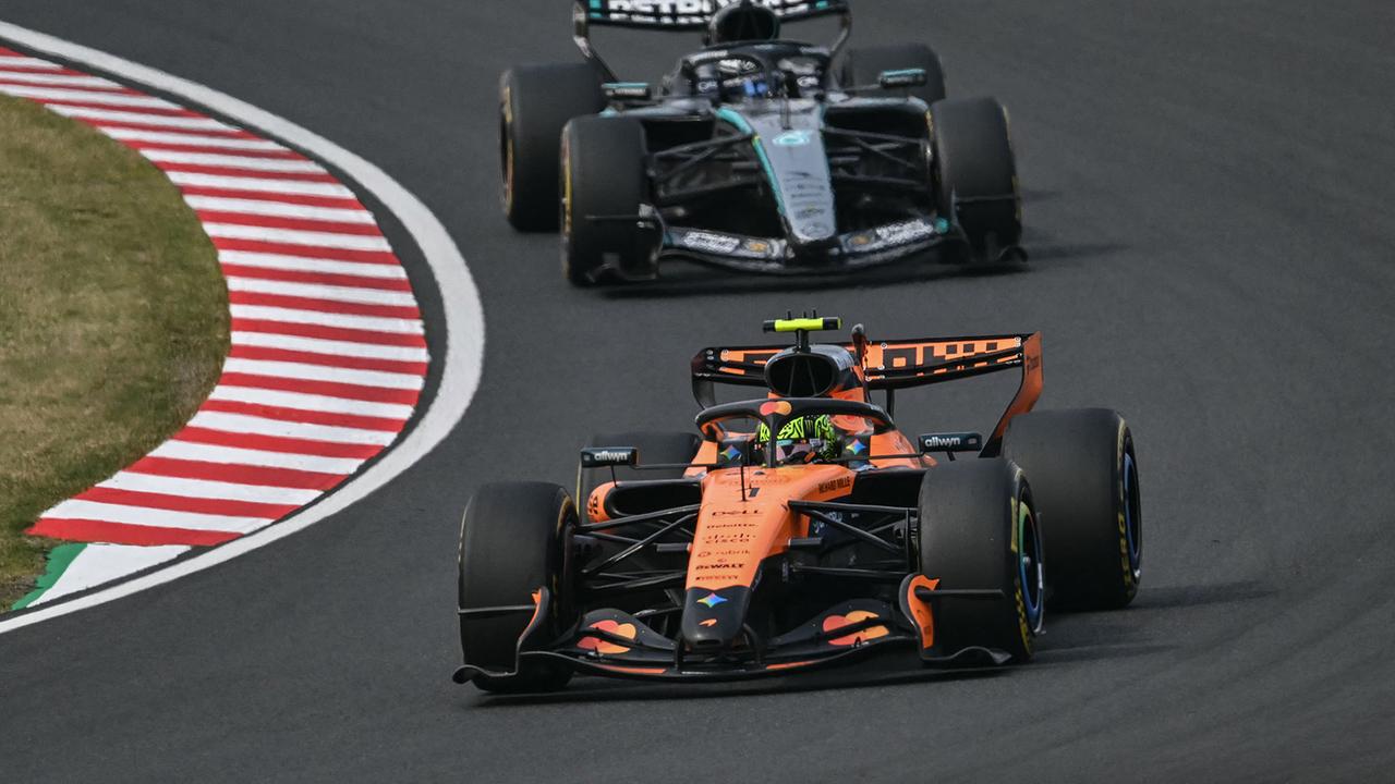 Der australische Fahrer von McLaren, Oscar Piastri, fahrt vor dem monegassischen Fahrer von Ferrari, Charles Leclerc auf der Suzuka-Rennstrecke in Suzuka beim Formel-1-Grand-Prix von Japan am 29. März 2026.