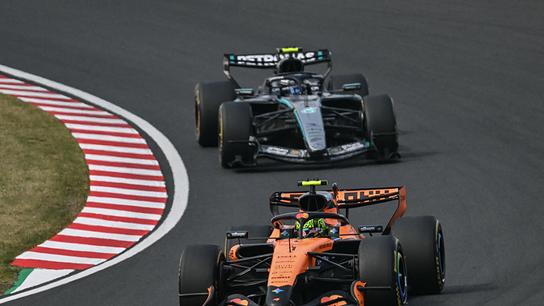 Der australische Fahrer von McLaren, Oscar Piastri, fahrt vor dem monegassischen Fahrer von Ferrari, Charles Leclerc auf der Suzuka-Rennstrecke in Suzuka beim Formel-1-Grand-Prix von Japan am 29. März 2026.