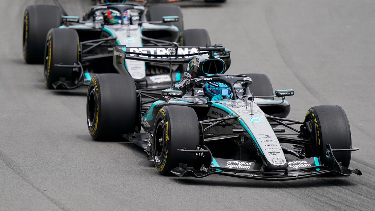 Der britische Mercedes-Fahrer George Russell (R) und der italienische Mercedes-Fahrer Kimi Antonelli fahren während des Sprintrennens vor dem Großen Preis von Kanada 2026 auf dem Circuit Gilles-Villeneuve in Montreal, Kanada, am 23. Mai 2026.