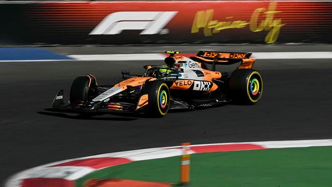 Der britische McLaren-Pilot Lando Norris fährt beim Formel-1-Grand-Prix von Mexiko-Stadt auf der Rennstrecke Hermanos Rodríguez am 26. Oktober 2025.