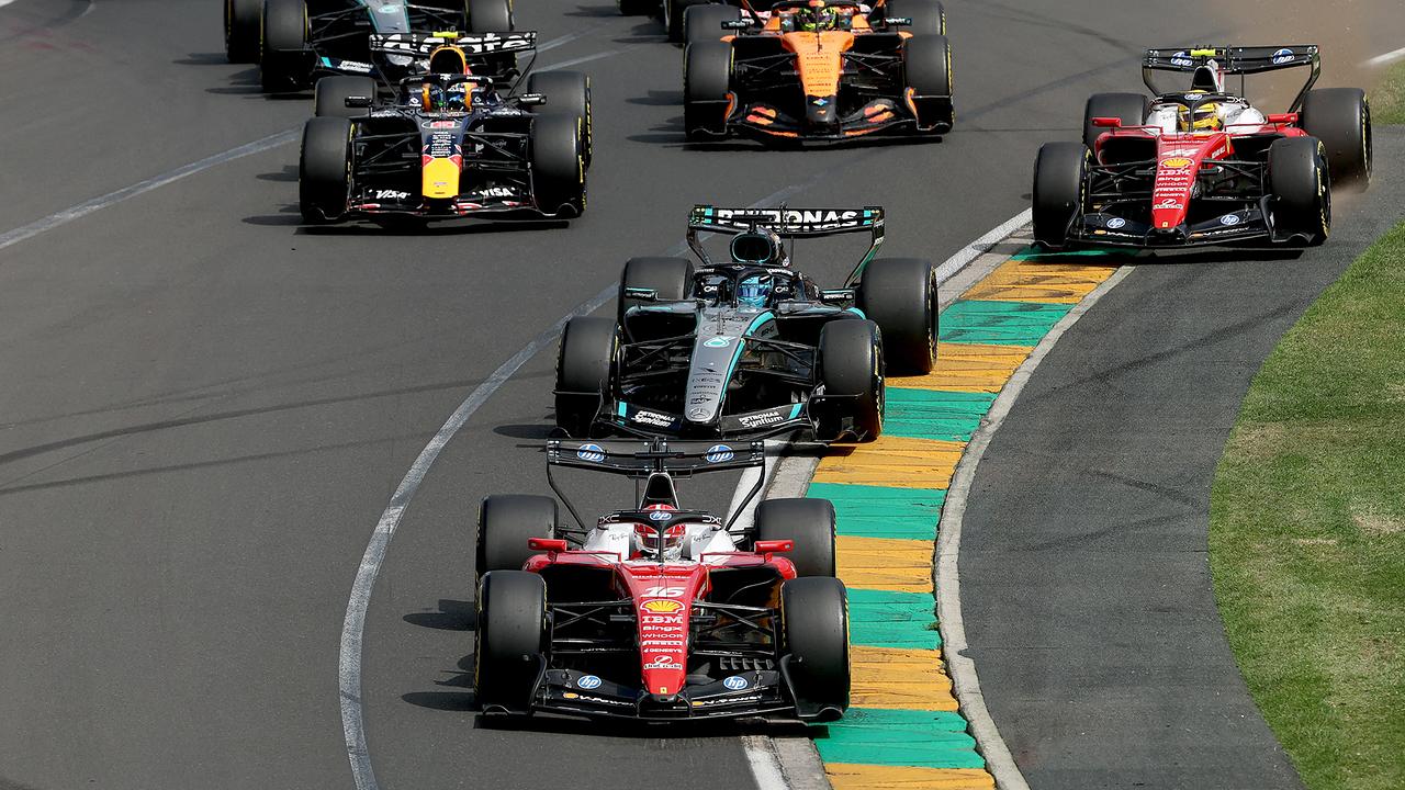 © APA/AFP/Martin KEEP Mehrere Formel‑1‑Rennwagen fahren dicht gedrängt um Positionen in einer Kurve auf einer Rennstrecke beim Formel-1-Grand-Prix von Australien auf dem Albert Park Circuit in Melbourne am 8. März 2026
