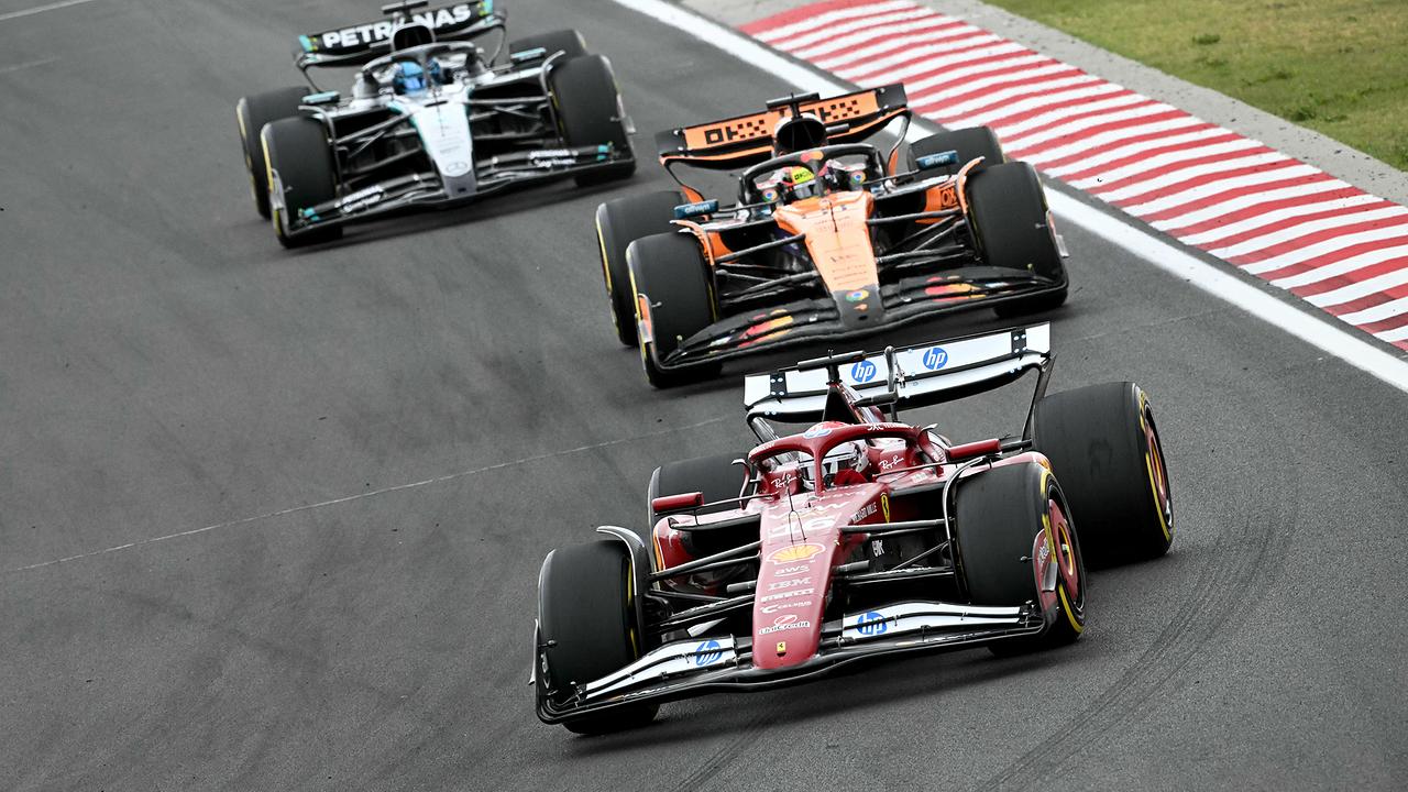 © APA/AFP/Attila KISBENEDEK Der monegassische Ferrari-Fahrer Charles Leclerc, der australische McLaren-Fahrer Oscar Piastri und der britische Mercedes-Fahrer George Russell treten am 3. August 2025 beim Großen Preis von Ungarn der Formel 1 auf dem Hungaroring in Mogyorod bei Budapest, Ungarn, an.