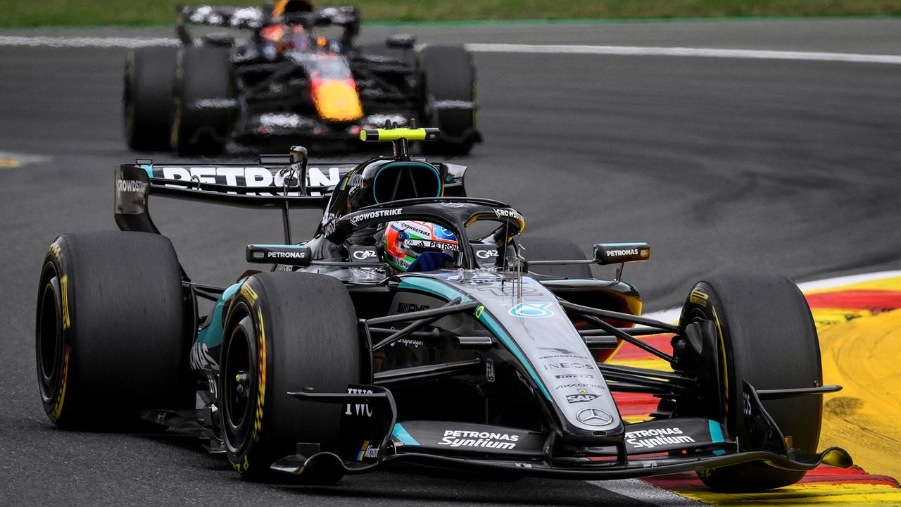 © APA/AFP/JOHN THYS Der italienische Mercedes-Pilot Kimi Antonelli (vorne) und der niederländische Red-Bull-Racing-Pilot Max Verstappen (hinten) im Zweikampf beim Großen Preis von Belgien der Formel 1 auf der Rennstrecke von Spa-Francorchamps in Spa.