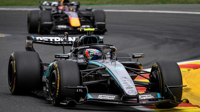 Der italienische Mercedes-Pilot Kimi Antonelli (vorne) und der niederländische Red-Bull-Racing-Pilot Max Verstappen (hinten) im Zweikampf beim Großen Preis von Belgien der Formel 1 auf der Rennstrecke von Spa-Francorchamps in Spa.