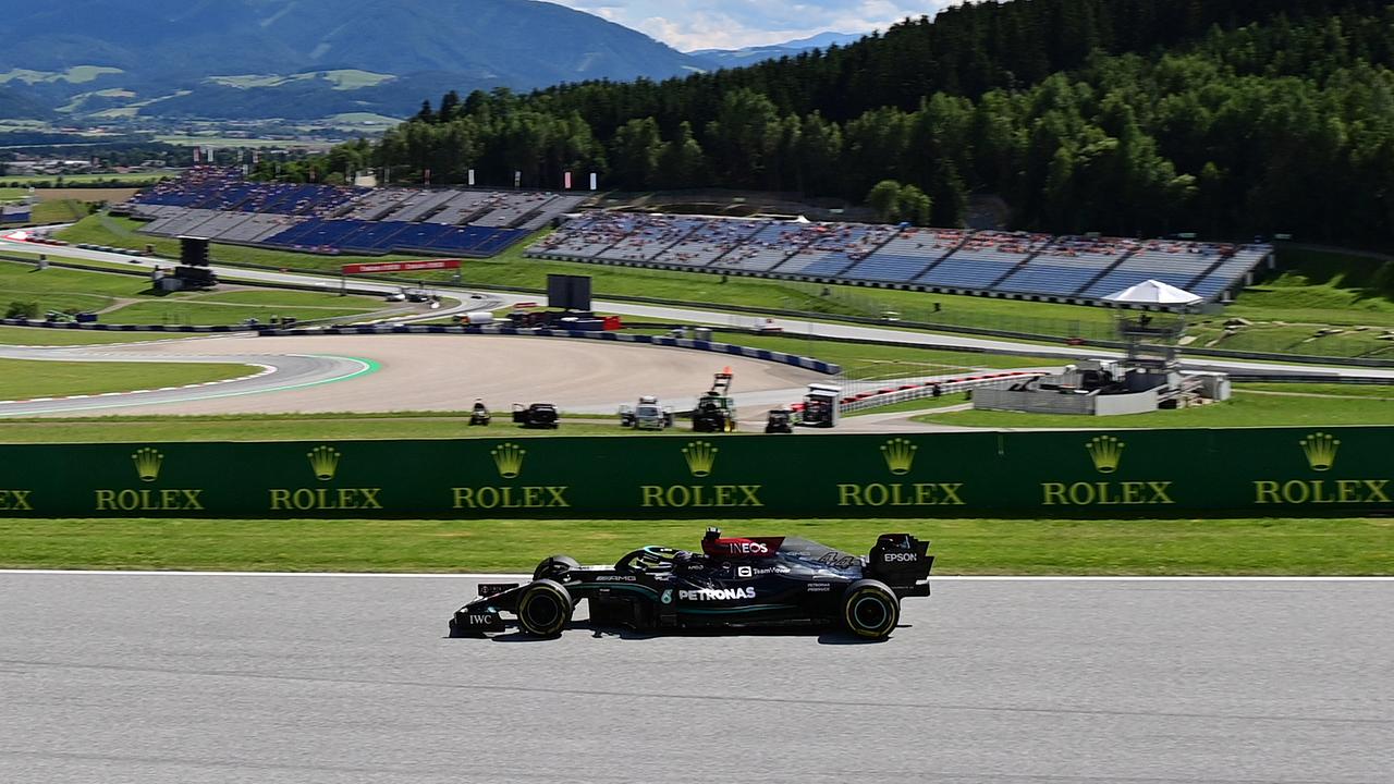 Der britische Mercedes-Pilot Lewis Hamilton fährt während des Qualifyings auf der Rennstrecke Red Bull Ring im österreichischen Spielberg am 26. Juni 2021 vor dem Formel-1-Grand-Prix von Steiermark.