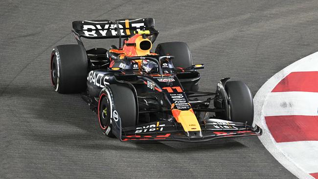 Der mexikanische Fahrer Sergio Perez von Red Bull Racing fährt am 17. September 2023 beim Nachtrennen des Formel-1-Grand-Prix von Singapur auf dem Marina Bay Street Circuit in Singapur.