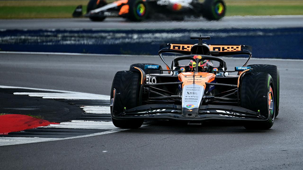McLarens australischer Fahrer Oscar Piastri fährt vor McLarens britischem Fahrer Lando Norris während des Formel-1-Grand-Prix von Großbritannien auf der Rennstrecke Silverstone in Silverstone, Mittelengland, am 6. Juli 2025.