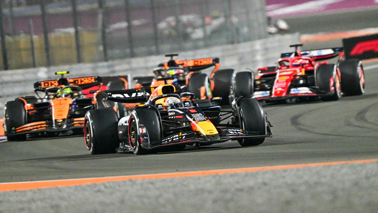 Der niederländische Red Bull Racing-Fahrer Max Verstappen fährt am 1. Dezember 2024 beim Formel-1-Grand-Prix von Katar auf dem Lusail International Circuit in Lusail nördlich von Doha vor den anderen.