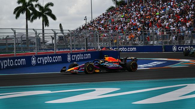 Der mexikanische Fahrer Sergio Perez von Red Bull Racing fährt am 7. Mai 2023 beim Formel-1-Grand-Prix von Miami 2023 auf dem Miami International Autodrome in Miami Gardens, Florida.