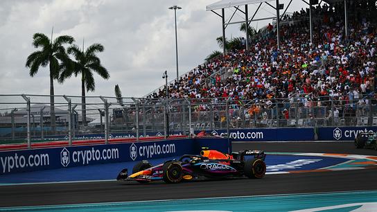 Der mexikanische Fahrer Sergio Perez von Red Bull Racing fährt am 7. Mai 2023 beim Formel-1-Grand-Prix von Miami 2023 auf dem Miami International Autodrome in Miami Gardens, Florida.