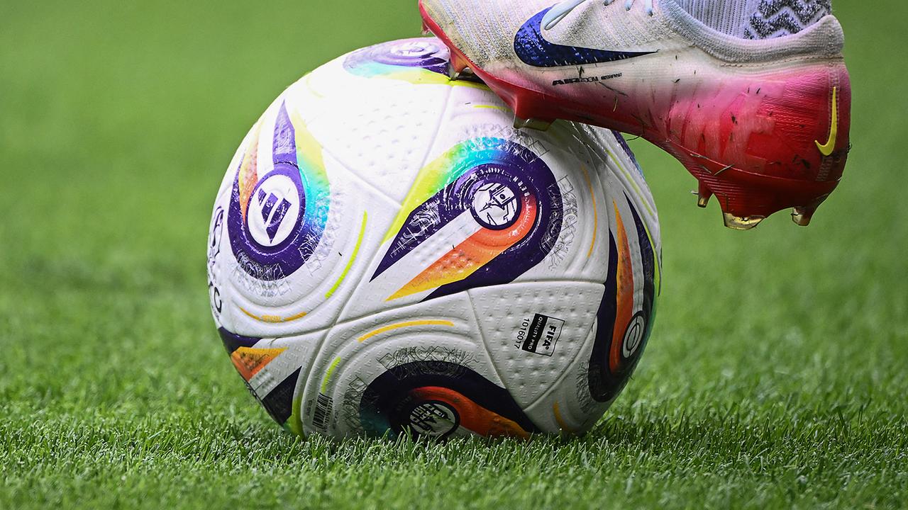 Eine Spielerin kontrolliert einen offiziellen Wettkampfball während des Aufwärmens vor dem Fußballspiel der Gruppe C der UEFA Frauen EURO 2025 zwischen Deutschland und Dänemark im St. Jakob-Park-Stadion in Basel am 8. Juli 2025.