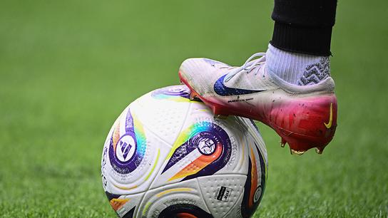 Eine Spielerin kontrolliert einen offiziellen Wettkampfball während des Aufwärmens vor dem Fußballspiel der Gruppe C der UEFA Frauen EURO 2025 zwischen Deutschland und Dänemark im St. Jakob-Park-Stadion in Basel am 8. Juli 2025.
