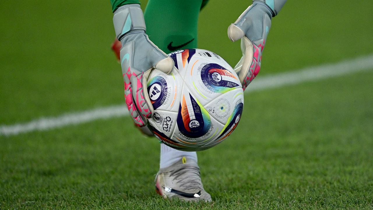 © APA/AFP/Miguel MEDINA UEFA Frauen EURO 2025: Englands Torhüterin Nr. 01 Hannah Hampton platziert den Ball während des Fußballspiels der Gruppe D der UEFA Women's Euro 2025 zwischen Frankreich und England im Letzigrund-Stadion in Zürich am 5. Juli 2025