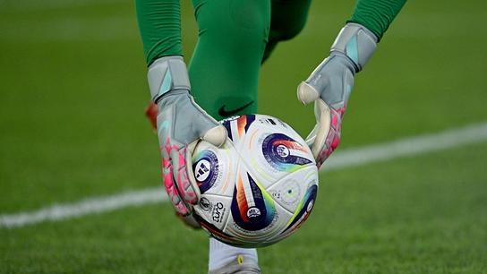 UEFA Frauen EURO 2025: Englands Torhüterin Nr. 01 Hannah Hampton platziert den Ball während des Fußballspiels der Gruppe D der UEFA Women's Euro 2025 zwischen Frankreich und England im Letzigrund-Stadion in Zürich am 5. Juli 2025