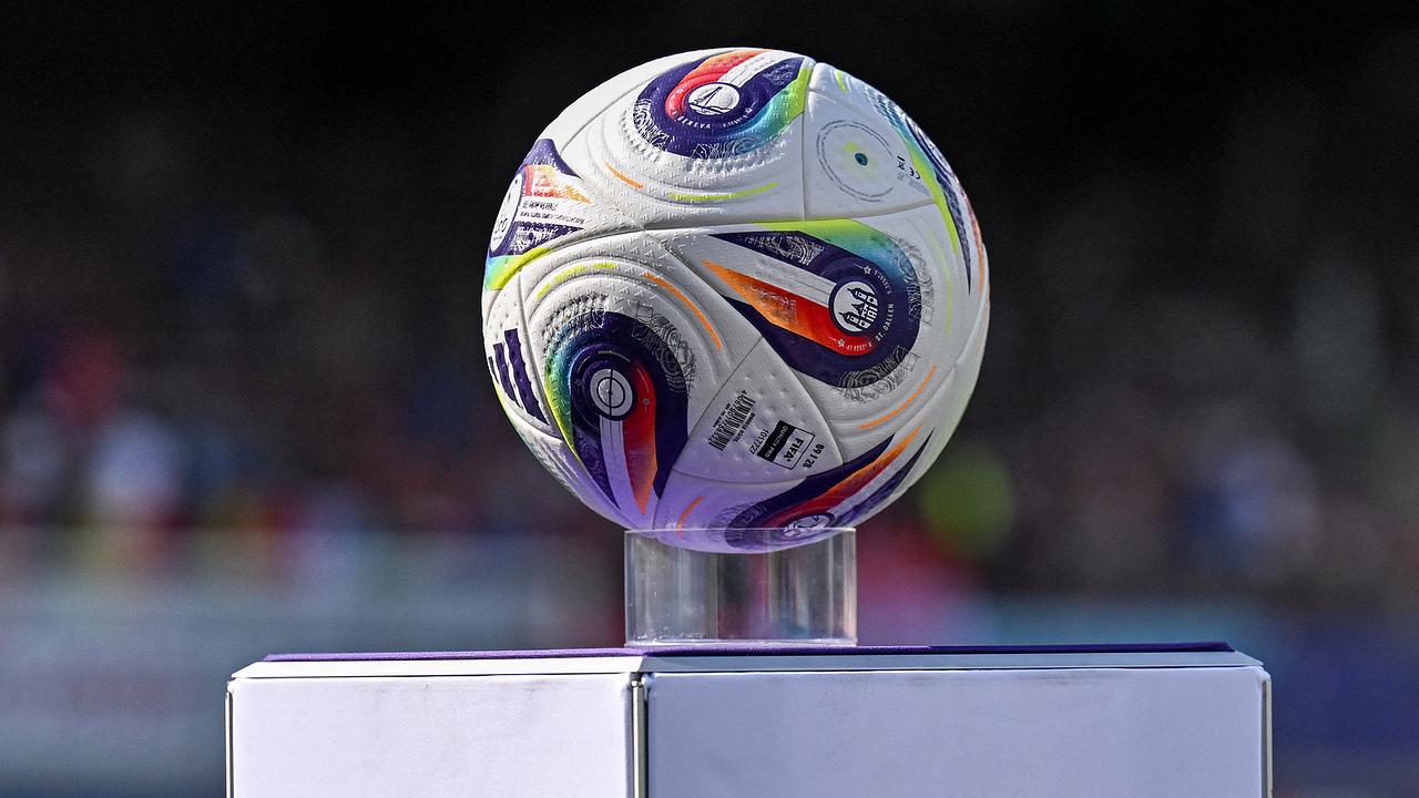 © APA/AFP/Fabrice COFFRINI UEFA Frauen EURO 2025: Der Adidas Women's Euro25-Fußball wird vor dem Fußballspiel der Gruppe C der UEFA Women's Euro 2025 zwischen Dänemark und Schweden am 4. Juli 2025 im Stade de Genève in Genf präsentiert.