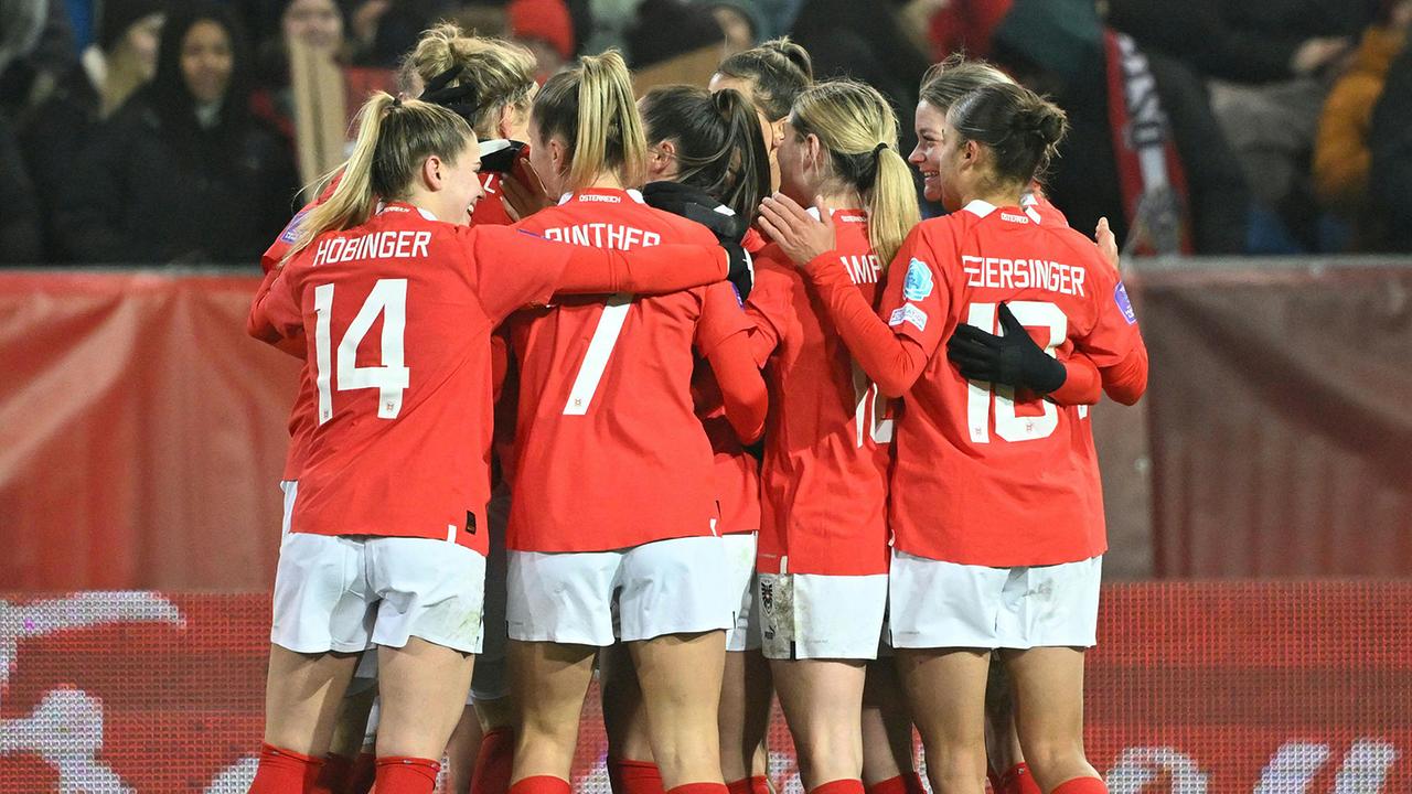 Katharina Schiechtl (AUT) jubelt über das 2:0 mit ihren Teamkollegen am Dienstag, 5. Dezember 2023, anl. des Frauen-Nations League-Spiels zwischen Österreich und Norwegen in St. Pölten.