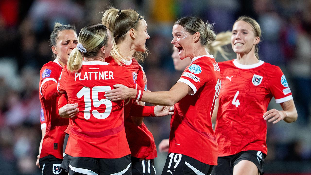 Sarah Puntigam im roten Trikot jubelt mit weiteren Teamkolleginnen auf dem Spielfeld nach dem Elfmeter zum 1:0 am Dienstag, 28. Oktober 2025, während des UEFA Women's Nations League Play-offs zwischen Österreich und Tschechien in Wien