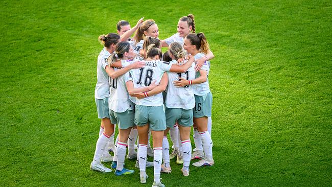 © APA/MAX SLOVENCIK Torjubel Österreich: Eine Gruppe von Fußballspielerinnen steht eng umarmt in einem Kreis auf dem grünen Spielfeld am Freitag 5. Juni 2026 bei der FIFA Frauen WM-Qualifikation zwischen Österreich und Slowenien.