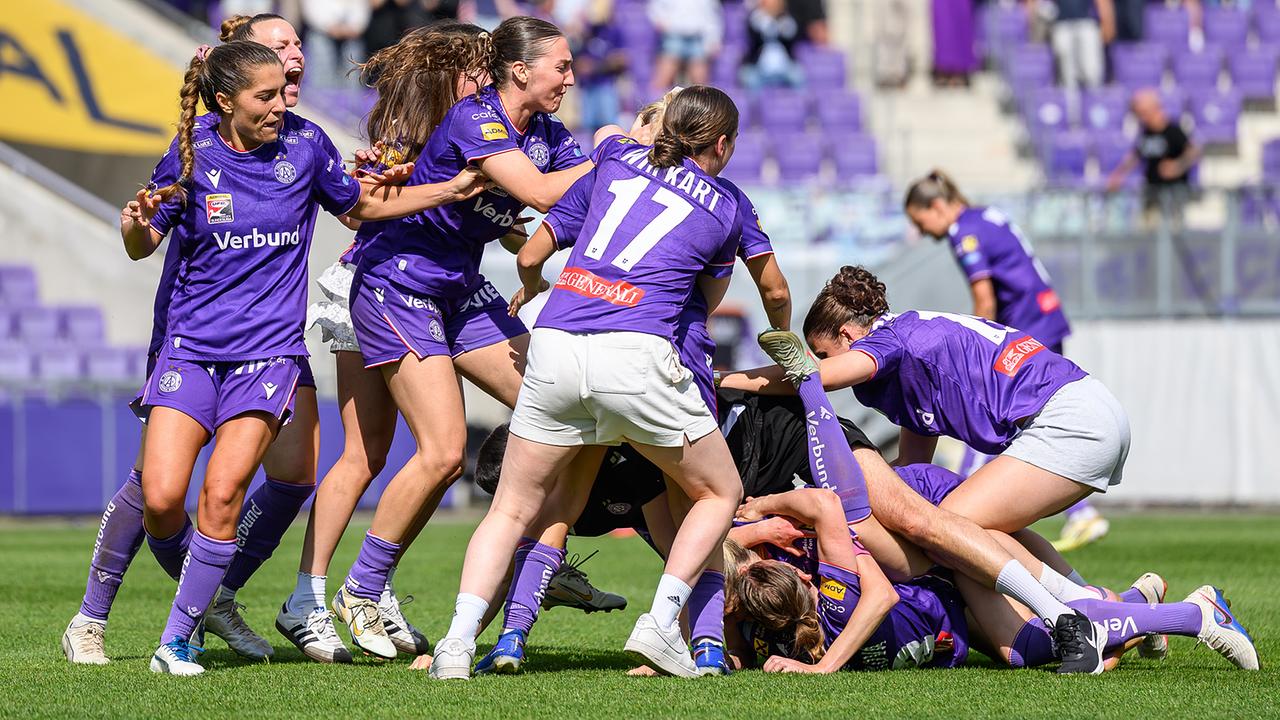 © APA/MAX SLOVENCIK Fußballerinnen von FK Austria Wien in violetten Trikots feiern auf dem Platz ausgelassen ein Tor im Rahmen der Frauen Bundesliga Begegnung zwischen FK Austria Wien und spusu SKN St.Pölten in Wien.