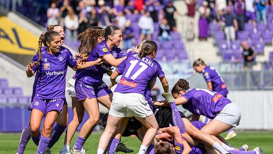Fußballerinnen von FK Austria Wien in violetten Trikots feiern auf dem Platz ausgelassen ein Tor im Rahmen der Frauen Bundesliga Begegnung zwischen FK Austria Wien und spusu SKN St.Pölten in Wien.