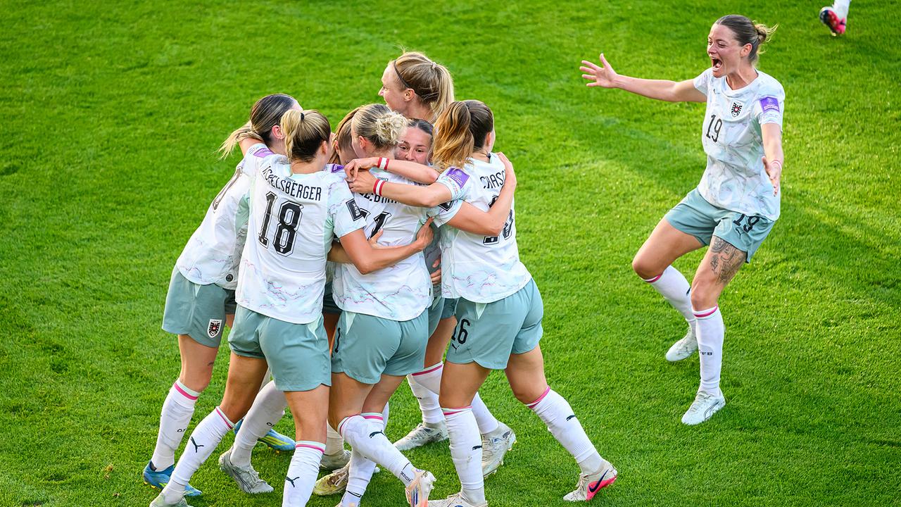 © APA/MAX SLOVENCIK Österreichs Fußballerinnen jubeln auf dem Spielfeld gemeinsam über einen Treffer am Freitag 5. Juni 2026 während der 5. Runde der FIFA Frauen WM-Qualifikation zwischen Österreich und Slowenien, in Wien.