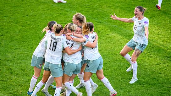 Österreichs Fußballerinnen jubeln auf dem Spielfeld gemeinsam über einen Treffer am Freitag 5. Juni 2026 während der 5. Runde der FIFA Frauen WM-Qualifikation zwischen Österreich und Slowenien, in Wien.