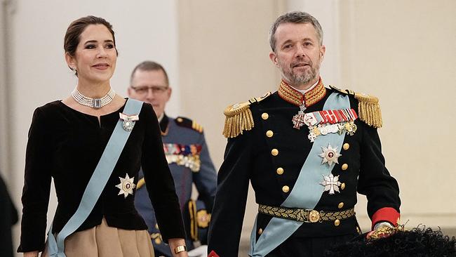 Kronprinz Frederik von Dänemark (r.) und Kronprinzessin Mary von Dänemark kommen zur Neujahrskur für Offiziere der Streitkräfte und der National Emergency Management Agency sowie geladene Vertreter großer nationaler Organisationen und der königlichen Schirmherrschaft auf Schloss Christiansborg Kopenhagen am 4. Januar 2024. Dänemarks Königin Margrethe gab in ihrer Neujahrsansprache bekannt, dass sie am 14. Februar 2024 abdanken wird. 