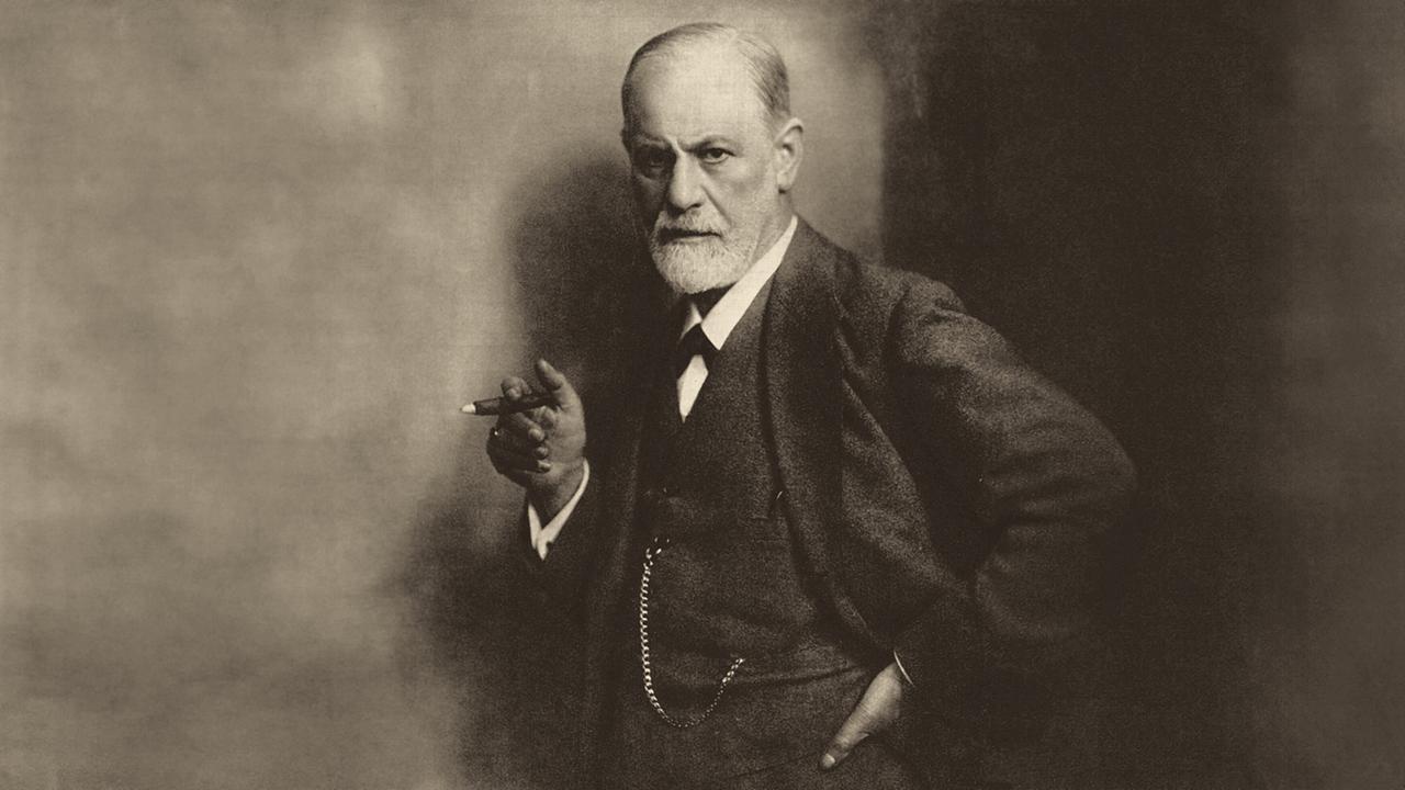 © ORF/rbb/Yair Qedar/KGP Filmproduktion Schwarzweiß-Fotografie von Sigmund Freud mit Zigarre