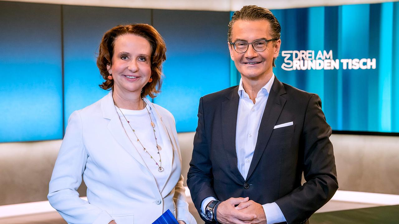 Patricia Pawlicki steht neben ORF-Generaldirektor Roland Weißmann im „3 Am Runden Tisch“-Studio