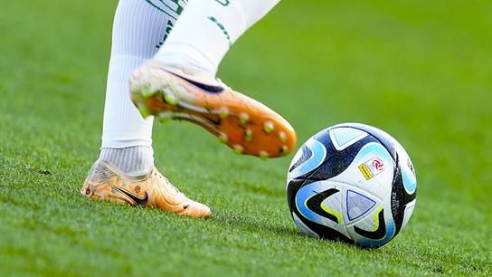 Ein Spieler spielt einen Fussball anl. der 7. Runde der Admiral Bundesliga-Begegnung zwischen SK Rapid Wien und RZ Pellets WAC, aufgenommen am Sonntag, 17. September 2023, in Wien.