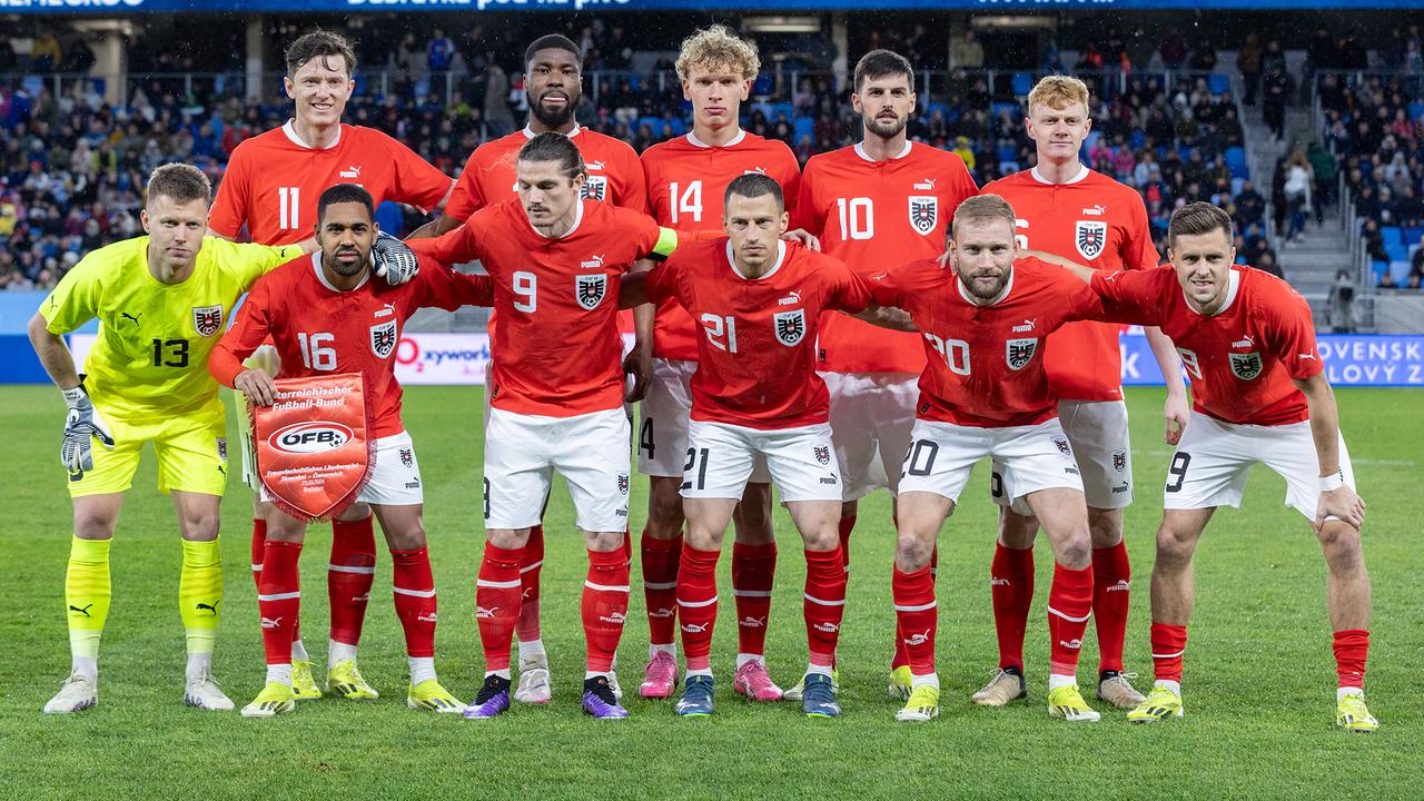 Österreichs Spieler posieren für das Mannschaftsfoto vor dem Freundschaftsspiel zwischen der Slowakei und Österreich in Bratislava, Slowakei, am 23. März 2024: (erste Reihe, L-R): Österreichs Torwart Patrick Pentz, Österreichs Verteidiger Philipp Mwene, Österreichs Stürmer Marcel Sabitzer, Österreichs Verteidiger Stefan Lainer, Österreichs Mittelfeldspieler Konrad Laimer und Österreichs Mittelfeldspieler Christoph Baumgartner; (Reihe dahinter, L-R): Österreichs Stürmer Michael Gregoritsch, Österreichs Verteidiger Kevin Danso, Österreichs Verteidiger Leopold Querfeld, Österreichs Mittelfeldspieler Florian Grillitsch und Österreichs Mittelfeldspieler Nicolas Seiwald.