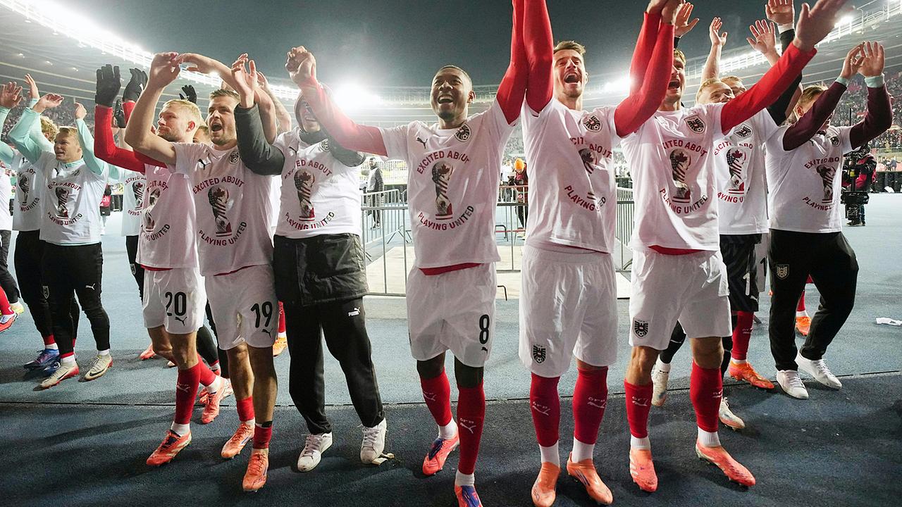 © APA/GEORG HOCHMUTH Die österreichische Fußball-Nationalmannschaft jubelt am Dienstag, 18. November 2025, nach Ende des Spiels zur WM-Qualifikation, Gruppe H, 10. Runde, zwischen Österreich und Bosnien-Herzegowina in Wien über das 1:1 Remis und die damit erfolgreiche WM-Qualifikation