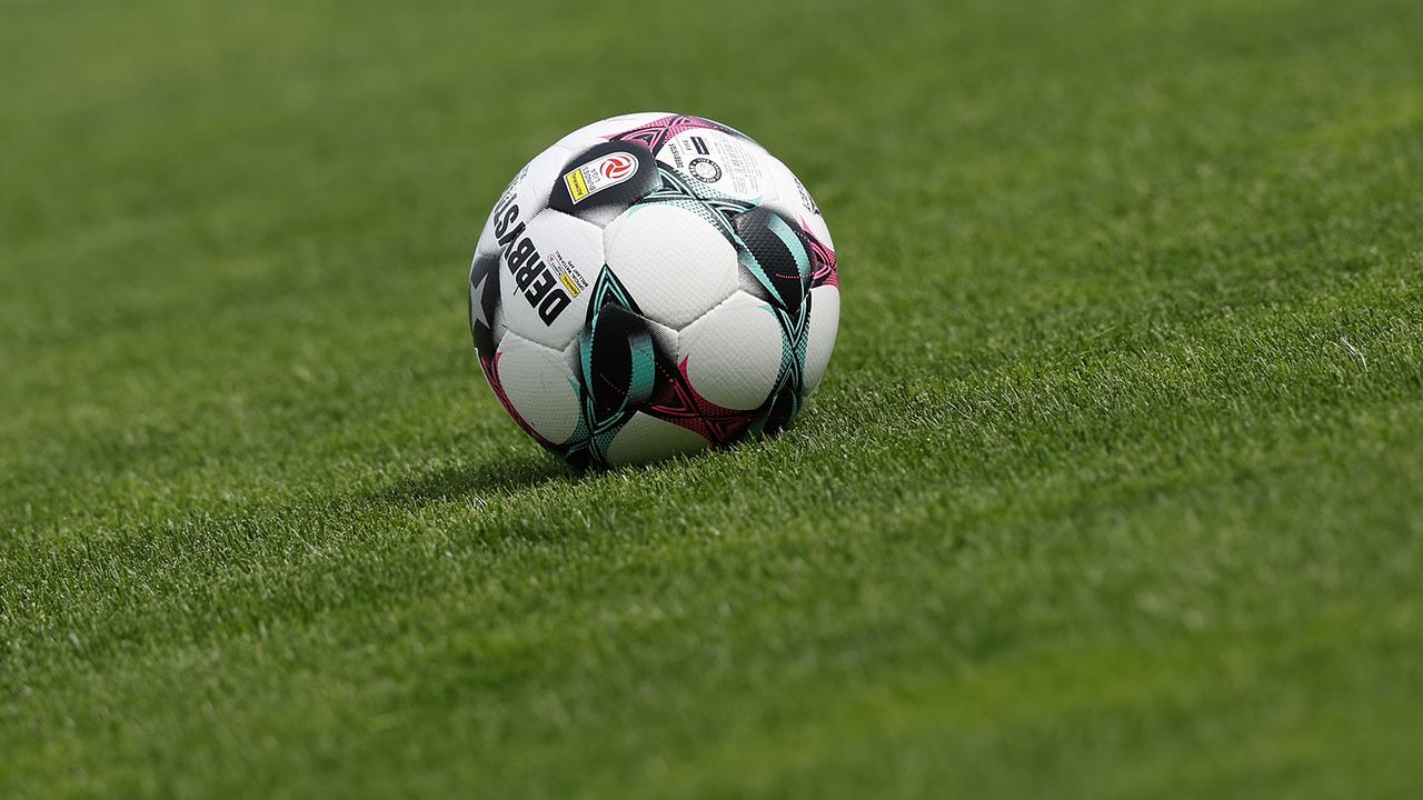 Ein Fußball der Österreichischen Bundesliga liegt auf dem grünen Rasen der Profertil-Arena in Hartberg.