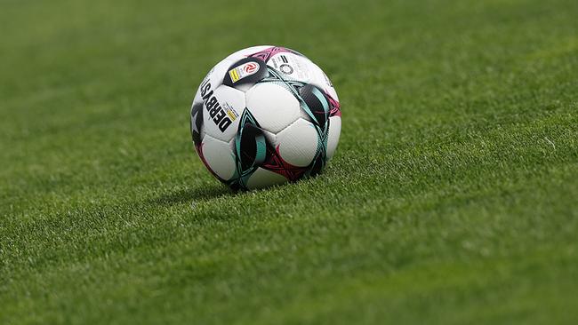Ein Fußball der Österreichischen Bundesliga liegt auf dem grünen Rasen der Profertil-Arena in Hartberg.