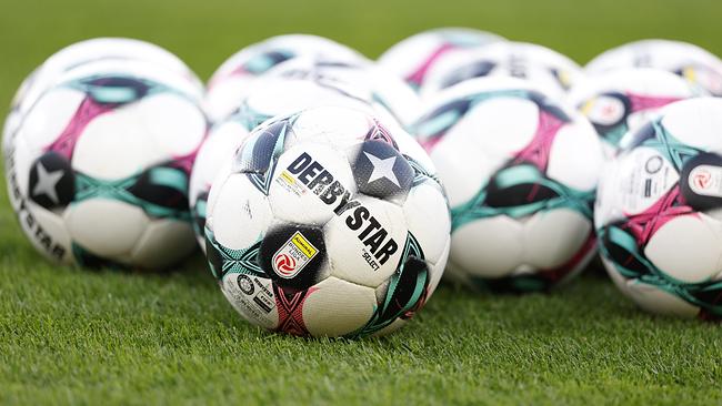  "Derbystar" Fußbälle der Bundesliga liegen auf dem Rasen aufgenommen am Mittwoch, 22. April 2026, in der Merkur-Arena in Graz.