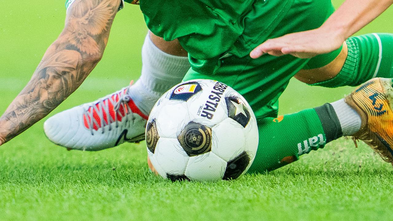 © APA/GEORG HOCHMUTH Fußballspieler Marco Tilio von Rapid in grünem Dress kämpft mit Oskar Hoim von Paide um den Ball auf dem Rasen, während des Conference-League-Qualifikationsspiels der 3. Runde (Rückspiel) zwischen SK Rapid und Paide in Wien.