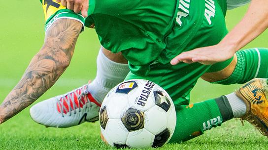  Fußballspieler Marco Tilio von Rapid in grünem Dress kämpft mit Oskar Hoim von Paide um den Ball auf dem Rasen,  während des Conference-League-Qualifikationsspiels der 3. Runde (Rückspiel) zwischen SK Rapid und Paide in Wien.