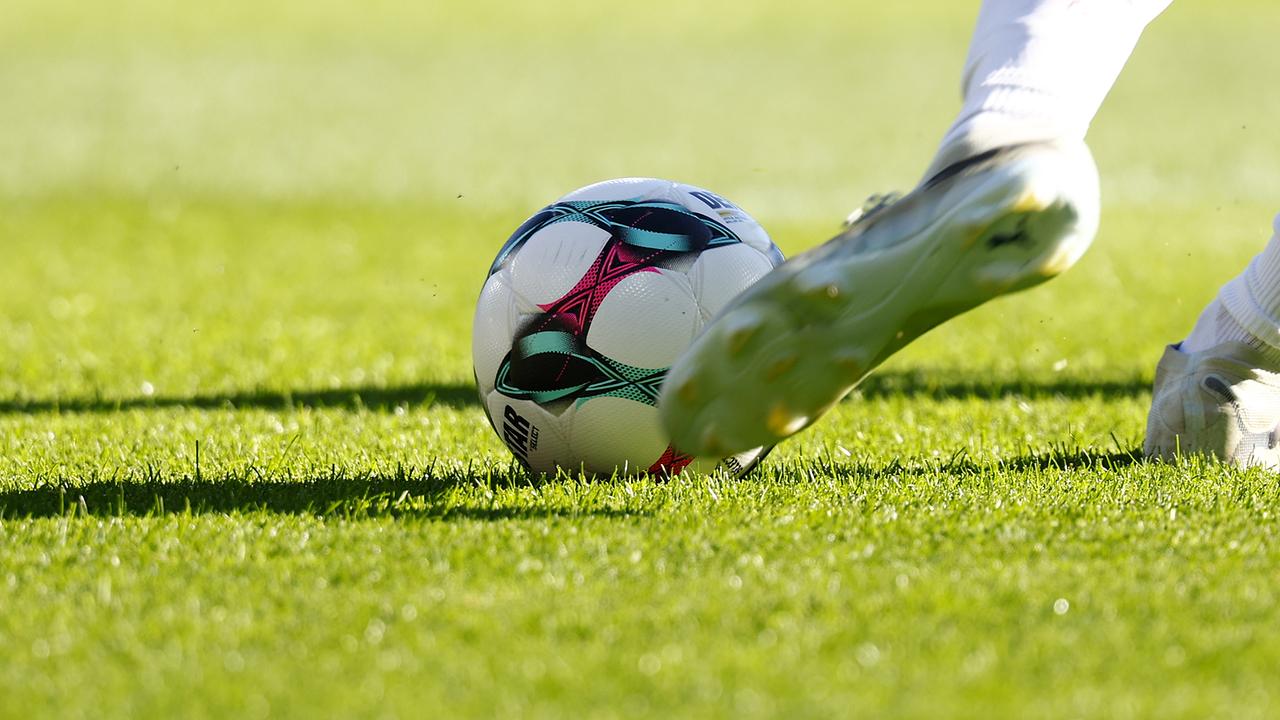 Ein Fußballer schießt mit dem linken Fuß einen Fußball aufgenommen am Samstag, 02. Mai 2026, in der Merkur-Arena in Graz.