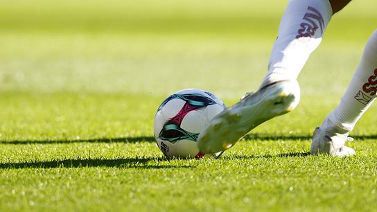 Ein Fußballer schießt mit dem linken Fuß einen Fußball aufgenommen am Samstag, 02. Mai 2026, in der Merkur-Arena in Graz.