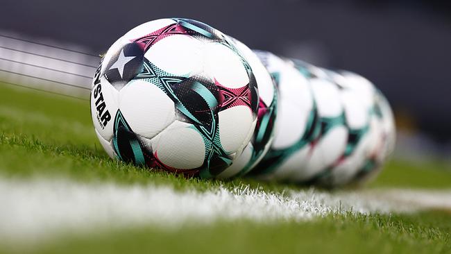 Fußbälle der Marke "Derbystar" liegen aufgereiht neben der Seitenlinie am grünen Rasen aufgenommen am Sonntag, 07. Dezember 2025, in Graz.