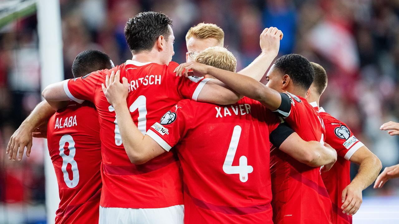  Marcel Sabitzerund sein Team liegt sich jubelnd in den Armen nach seinem Elfmeter zum 1:0 , während des Spiels zwischen Österreich und Zypern in Linz