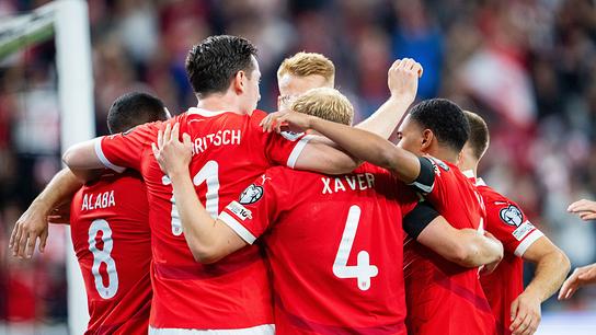  Marcel Sabitzerund sein Team liegt sich jubelnd in den Armen nach seinem Elfmeter zum 1:0 , während des Spiels zwischen Österreich und Zypern in Linz