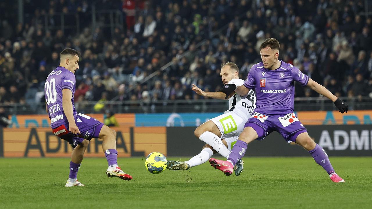  Manfred Fischer (Austria Wien), Jon Gorenc Stankovic (Sturm Graz) und Nik Prelec (Austria Wien) während des Viertelfinal-Spiels im Uniqa ÖFB Cup zwischen SK Puntigamer Sturm Graz und FK Austria Wien am Samstag, 01. Februar 2025, in der Merkur Arena in Graz.