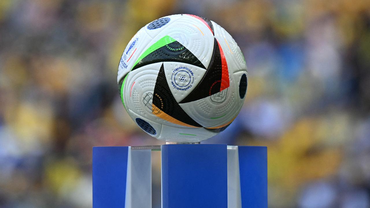 Der offizielle Ball wird vor dem UEFA Euro 2024-Fußballspiel der Gruppe E zwischen Rumänien und der Ukraine am 17. Juni 2024 in der Münchner Fußballarena gezeigt.