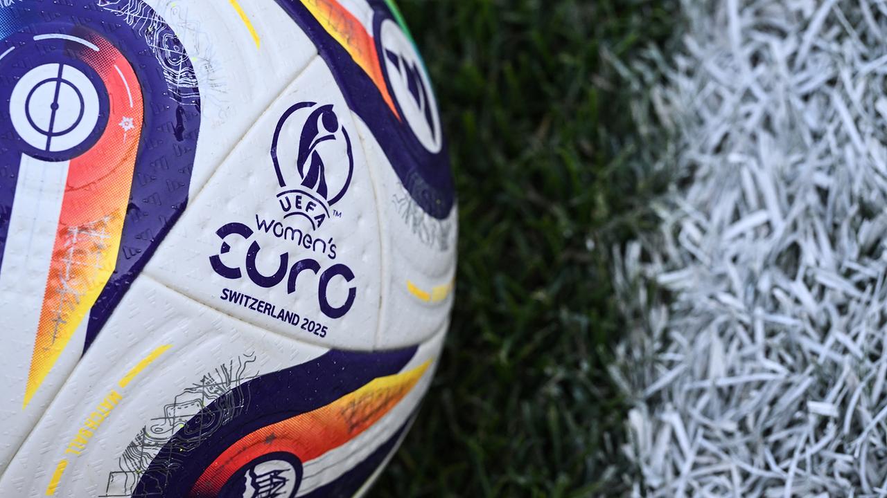 © APA/AFP/SEBASTIEN BOZON Dieses Foto zeigt eine Nahaufnahme des Spielballs auf dem Spielfeld vor dem Fußballspiel der Gruppe C der UEFA Women's Euro 2025 zwischen Schweden und Deutschland im Letzigrund-Stadion in Zürich am 12. Juli 2025.