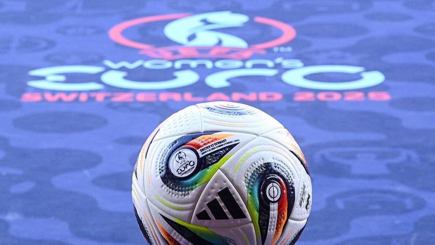 Dieses Foto zeigt eine Nahaufnahme des Spielballs auf dem Spielfeld vor dem Fußballspiel der Gruppe C der UEFA Women's Euro 2025 zwischen Schweden und Deutschland im Letzigrund-Stadion in Zürich am 12. Juli 2025.