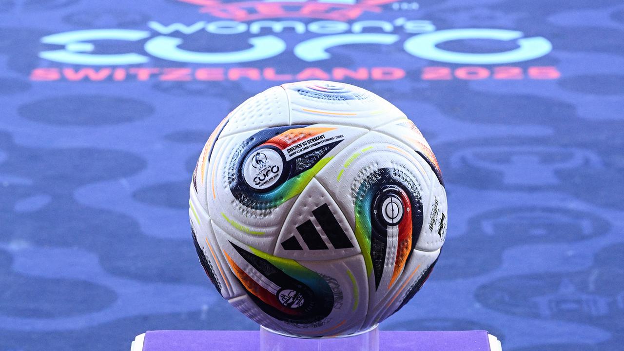 © APA/AFP/SEBASTIEN BOZON Dieses Foto zeigt eine Nahaufnahme des Spielballs auf dem Spielfeld vor dem Fußballspiel der Gruppe C der UEFA Women's Euro 2025 zwischen Schweden und Deutschland im Letzigrund-Stadion in Zürich am 12. Juli 2025.
